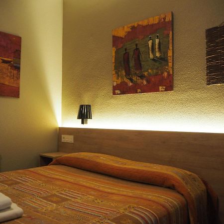 Hostal Acella Pamplona Dış mekan fotoğraf A room at the hotel