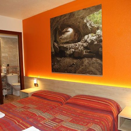 Hostal Acella Pamplona Dış mekan fotoğraf A room at the hotel