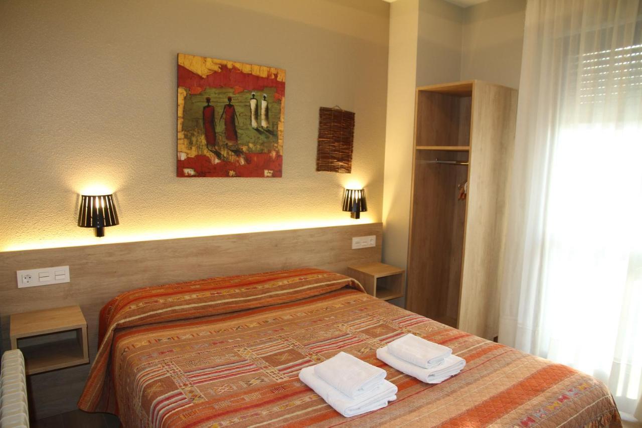 Hostal Acella Pamplona Dış mekan fotoğraf A room at the hotel