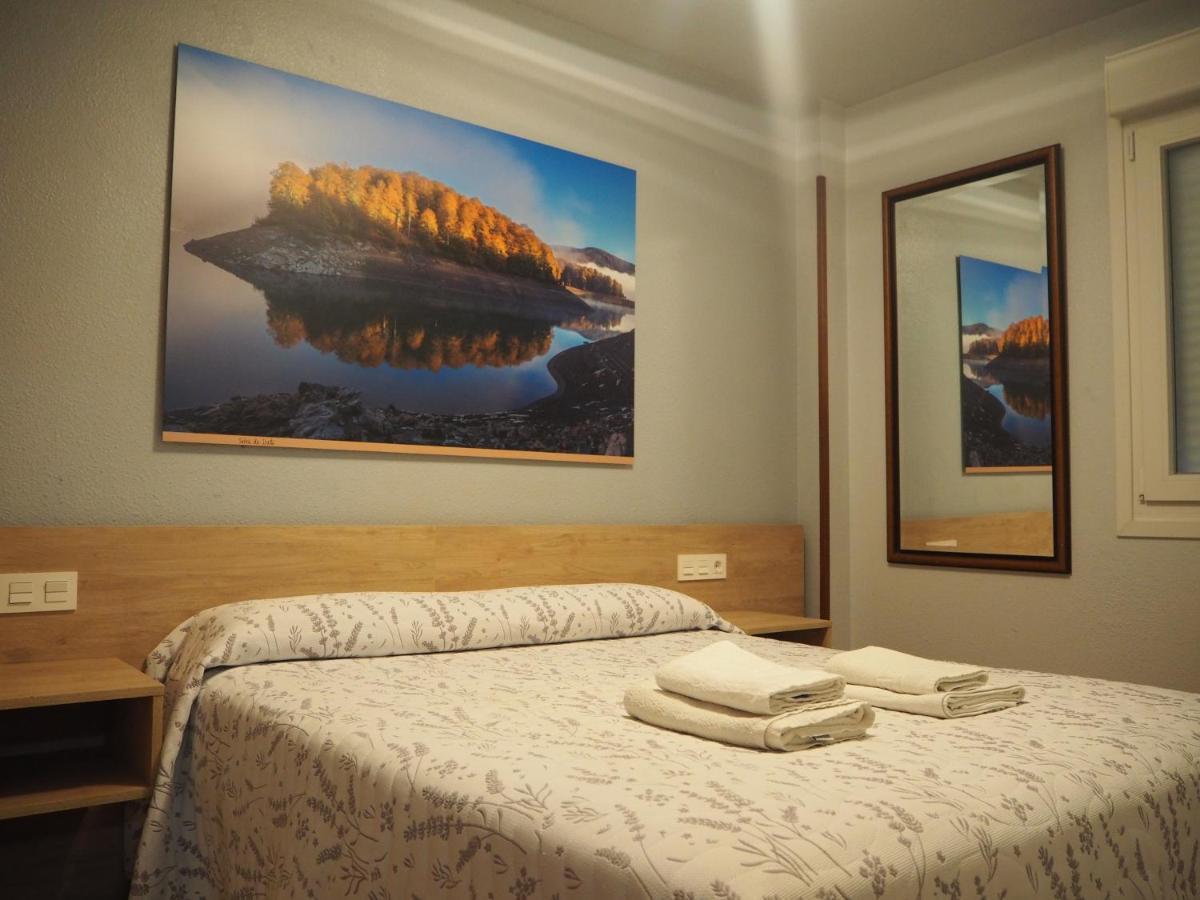 Hostal Acella Pamplona Dış mekan fotoğraf A room at the hotel