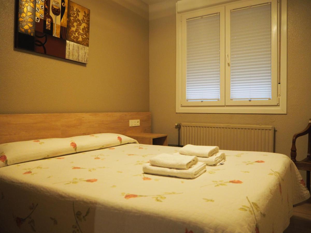 Hostal Acella Pamplona Dış mekan fotoğraf A guest room at the hotel