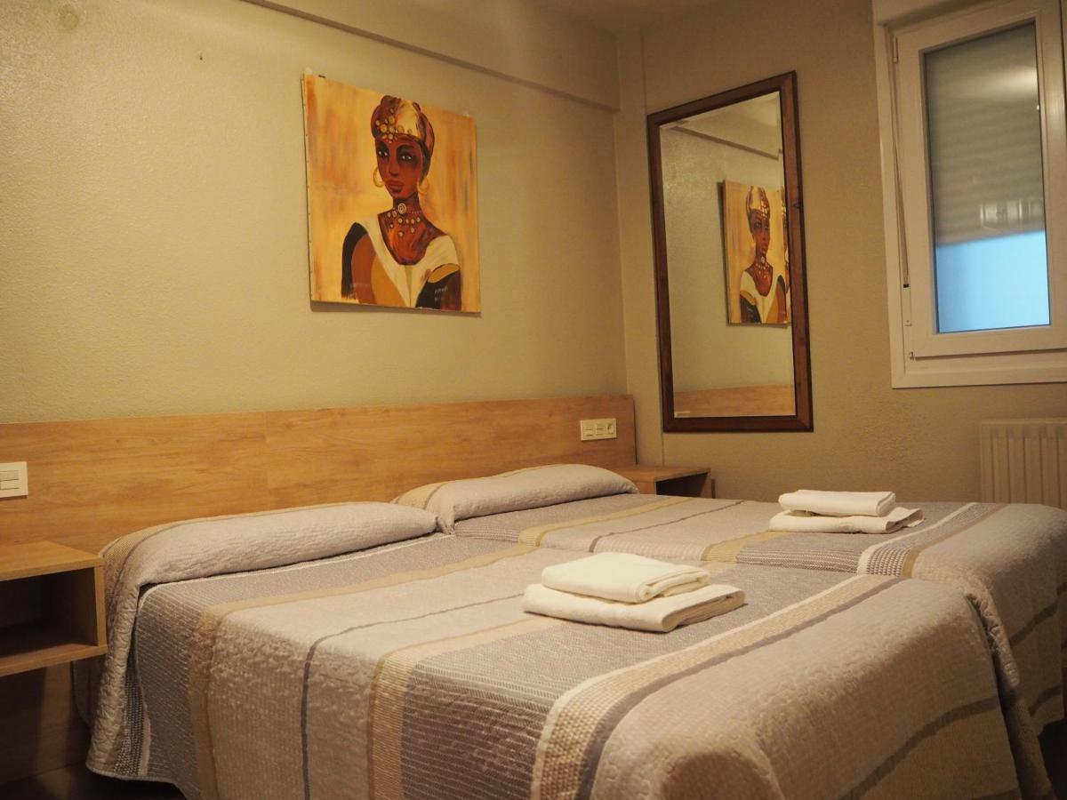 Hostal Acella Pamplona Dış mekan fotoğraf A room at the hotel