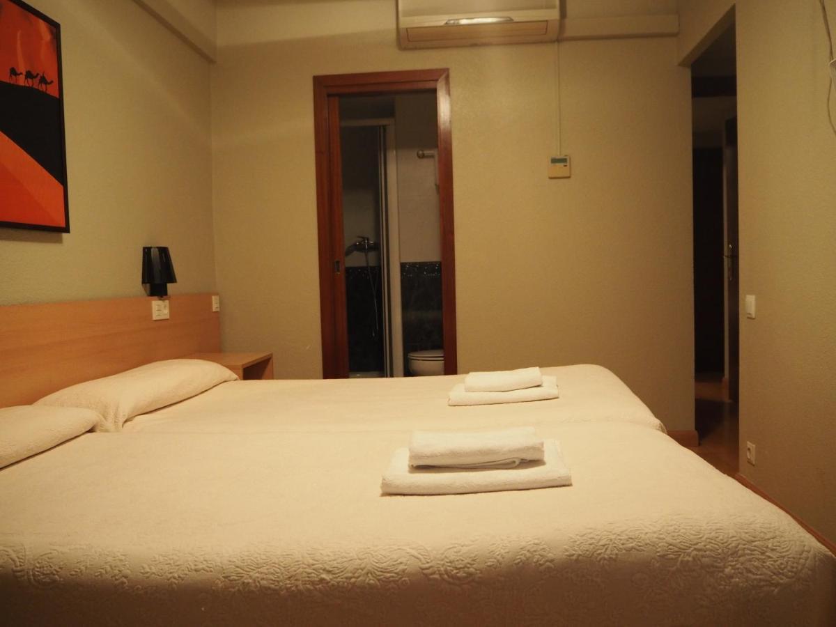Hostal Acella Pamplona Dış mekan fotoğraf A room at the hotel