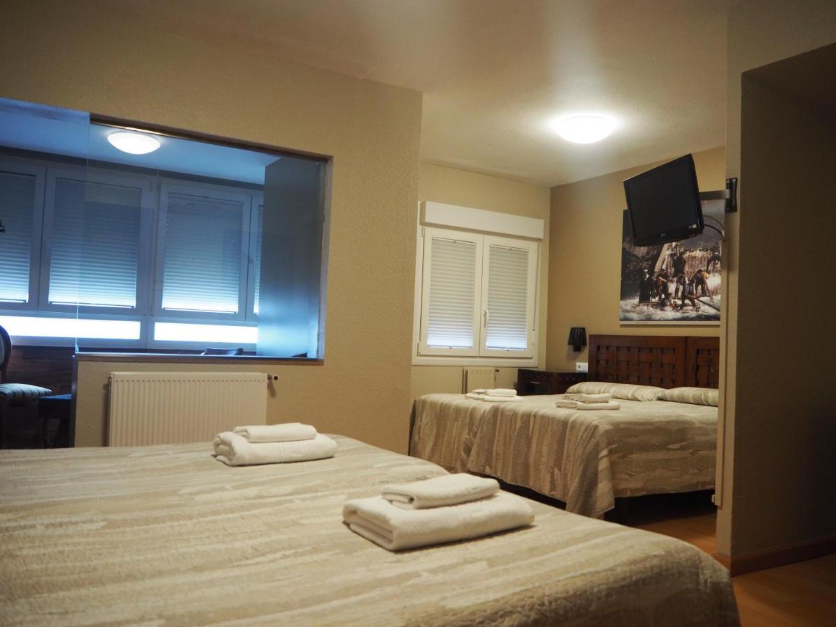 Hostal Acella Pamplona Dış mekan fotoğraf A room at the hotel