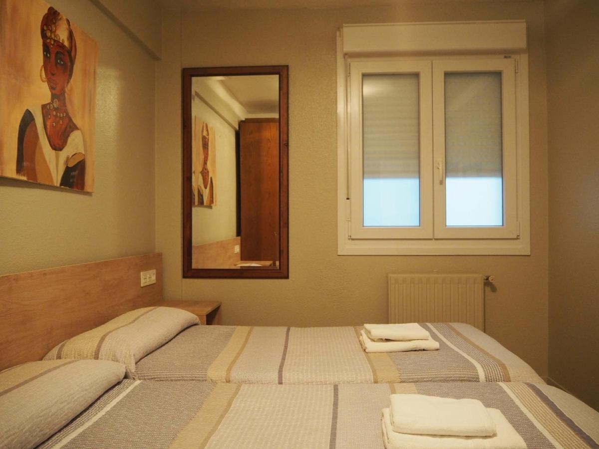 Hostal Acella Pamplona Dış mekan fotoğraf A room at the hotel