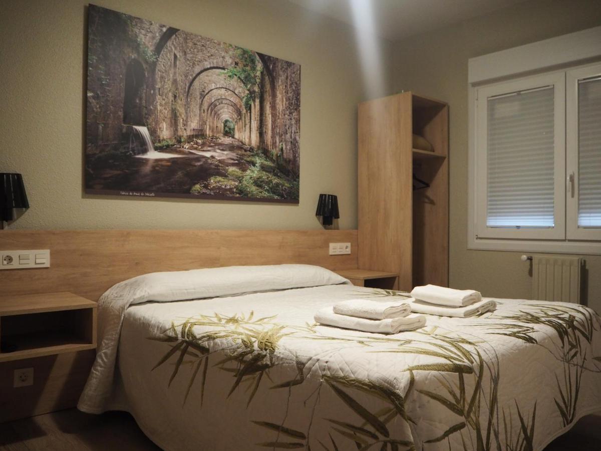 Hostal Acella Pamplona Dış mekan fotoğraf A bedroom in a hotel