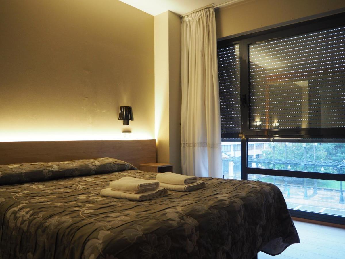 Hostal Acella Pamplona Dış mekan fotoğraf A bedroom