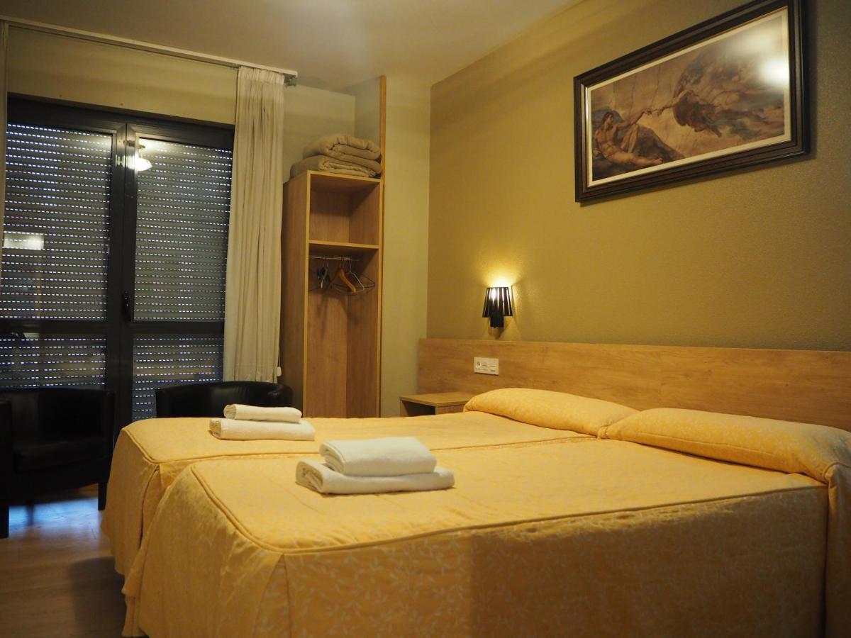 Hostal Acella Pamplona Dış mekan fotoğraf A typical hotel room