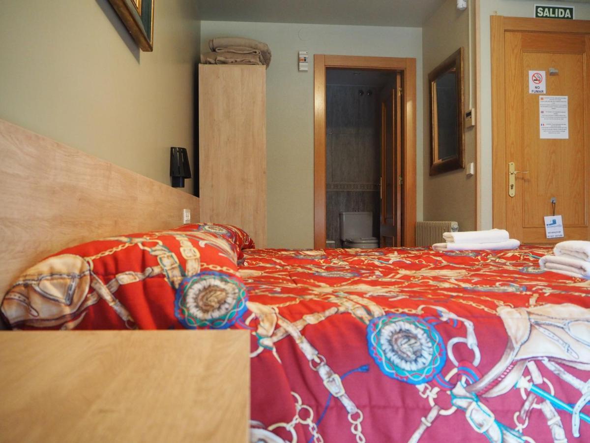 Hostal Acella Pamplona Dış mekan fotoğraf A typical room at the hostel