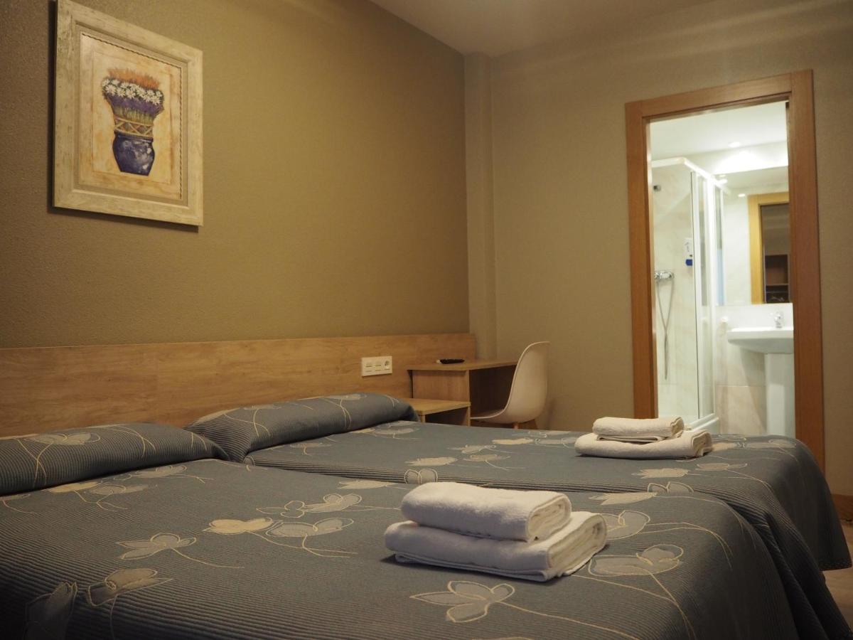 Hostal Acella Pamplona Dış mekan fotoğraf A typical hotel room