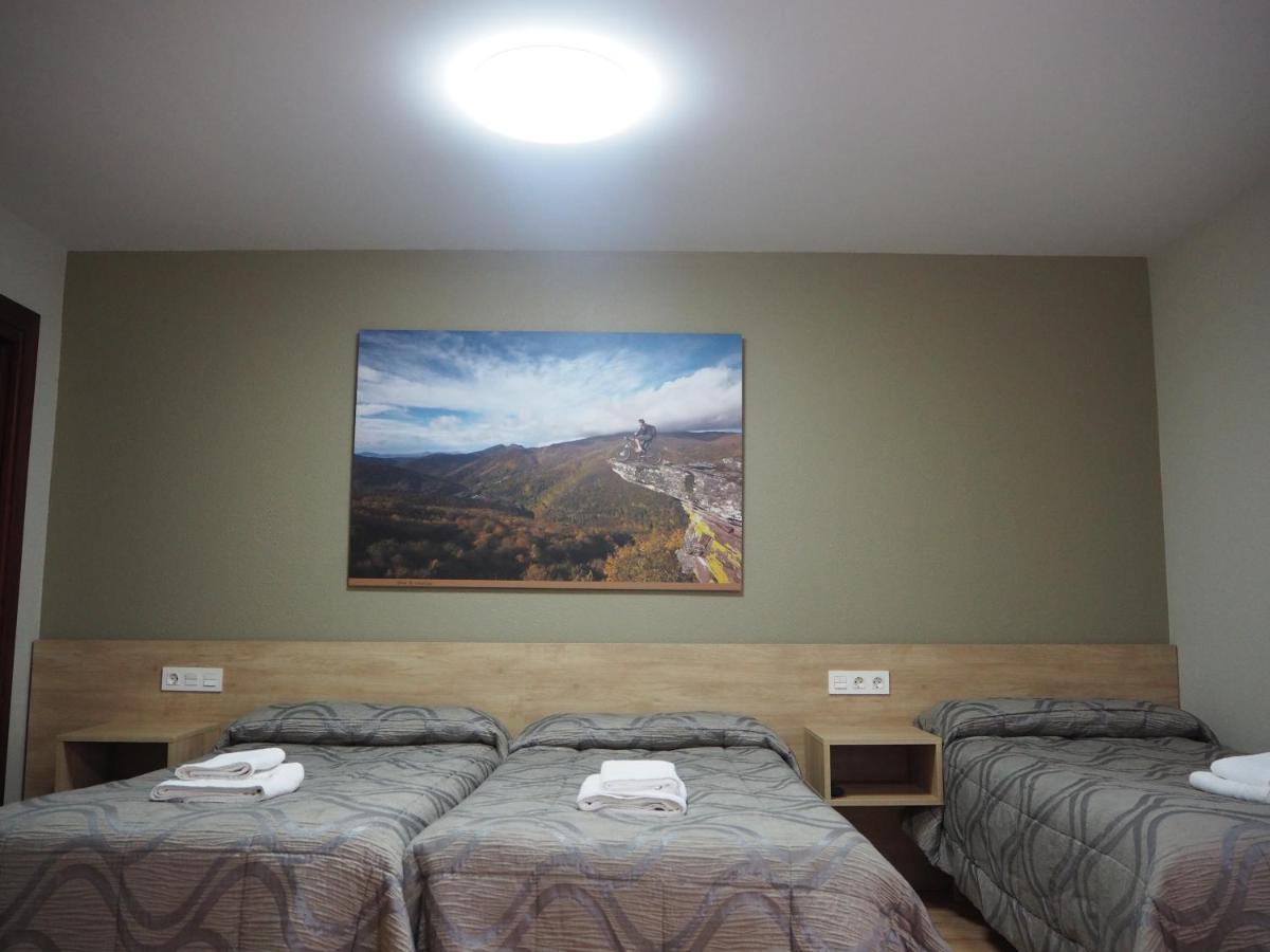 Hostal Acella Pamplona Dış mekan fotoğraf A room at the hotel
