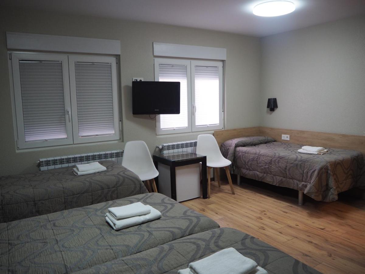 Hostal Acella Pamplona Dış mekan fotoğraf A room at the Albergue de Peregrinos de Compostela