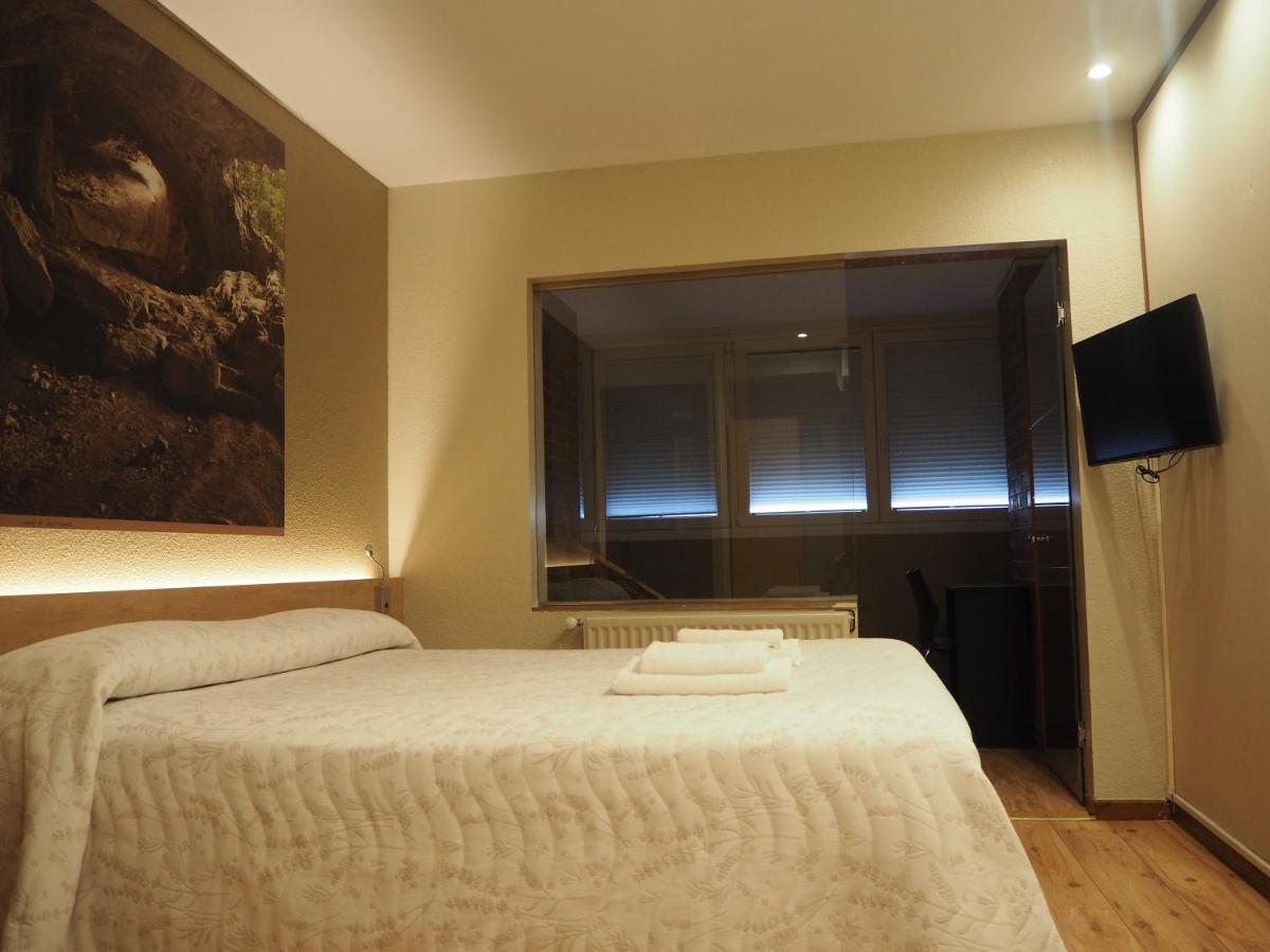 Hostal Acella Pamplona Dış mekan fotoğraf A room at the hotel