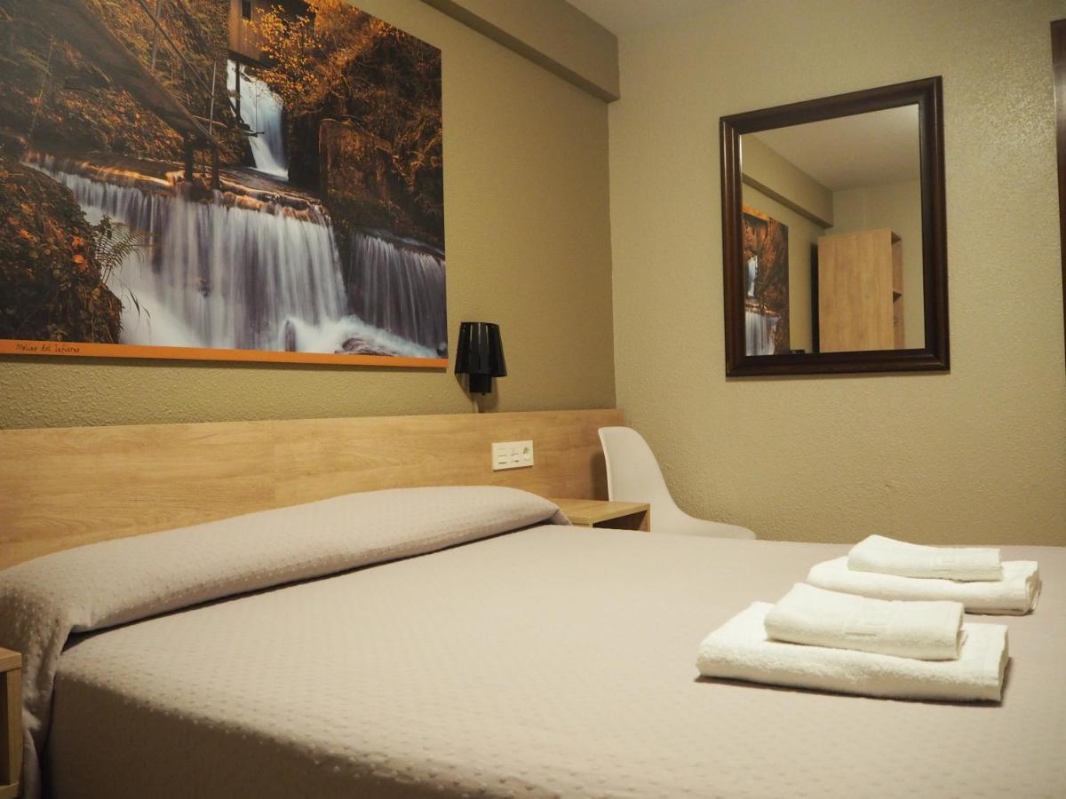 Hostal Acella Pamplona Dış mekan fotoğraf A room at the hotel