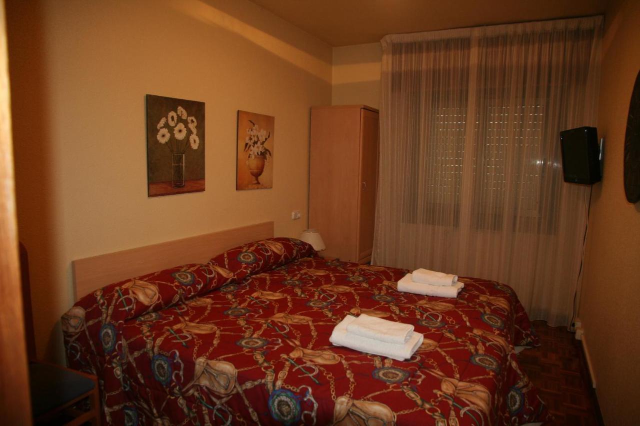 Hostal Acella Pamplona Oda fotoğraf A typical room at the hotel