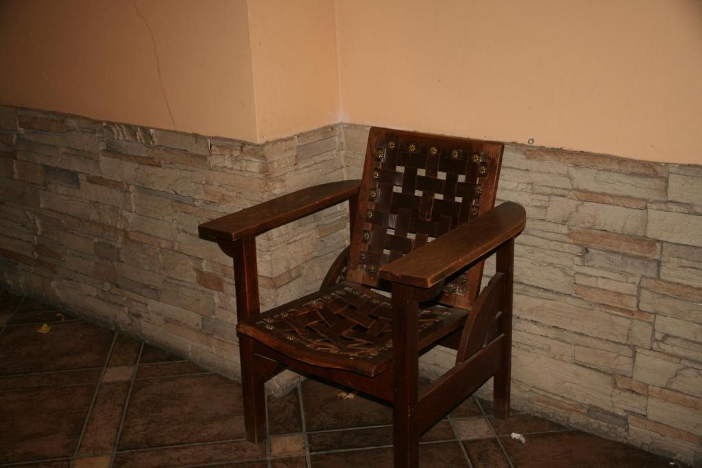 Hostal Acella Pamplona Dış mekan fotoğraf The chair used by the victims