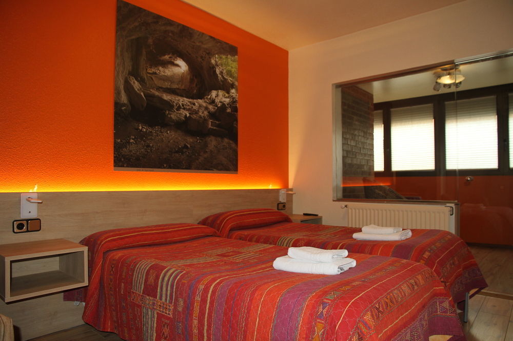 Hostal Acella Pamplona Dış mekan fotoğraf A room at the hotel