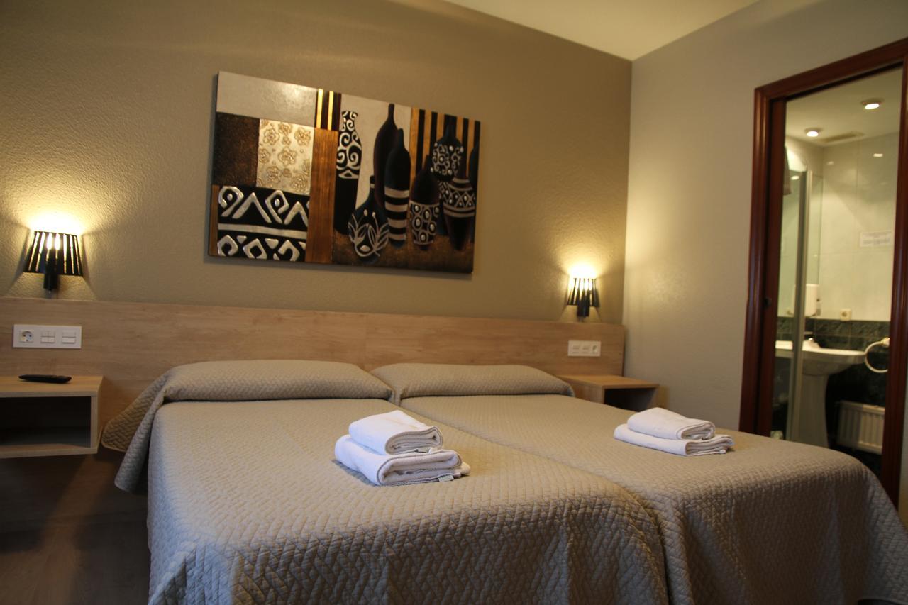 Hostal Acella Pamplona Dış mekan fotoğraf A room at the hotel