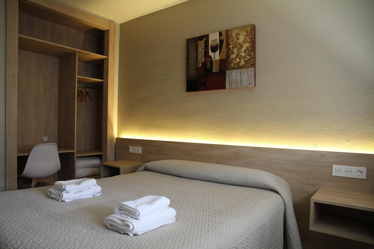 Hostal Acella Pamplona Dış mekan fotoğraf A room at the hotel