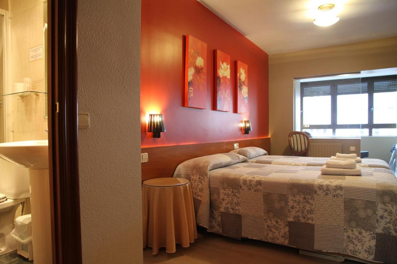 Hostal Acella Pamplona Dış mekan fotoğraf A room at the hotel