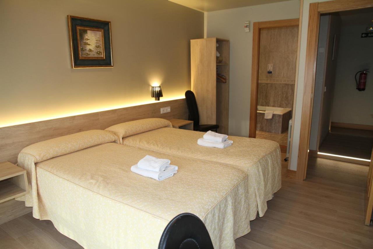 Hostal Acella Pamplona Dış mekan fotoğraf A room at the hotel